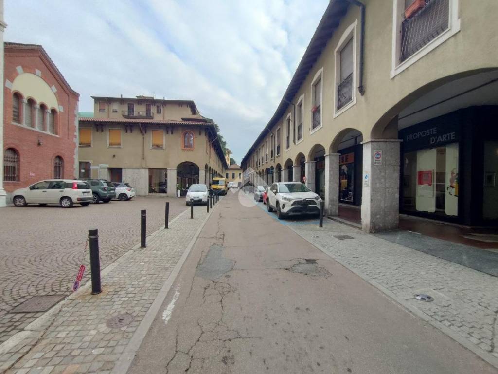 negozio in vendita a Legnano