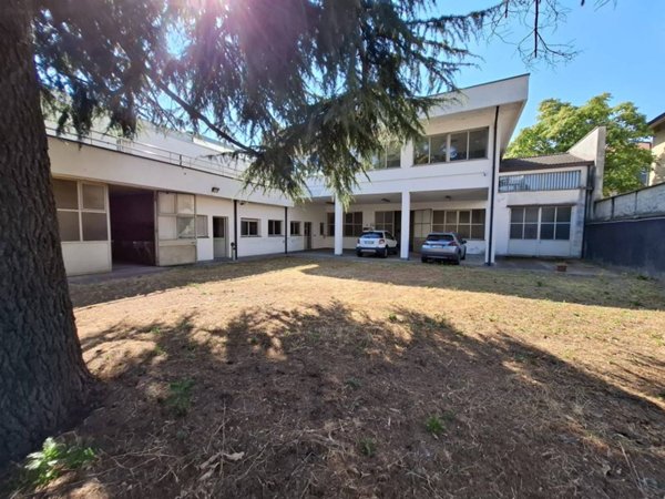 locale commerciale in vendita a Legnano