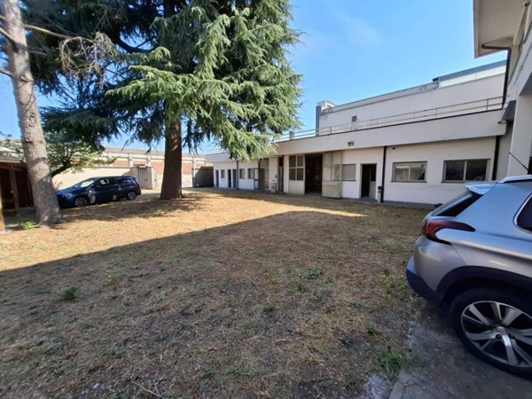 locale commerciale in vendita a Legnano