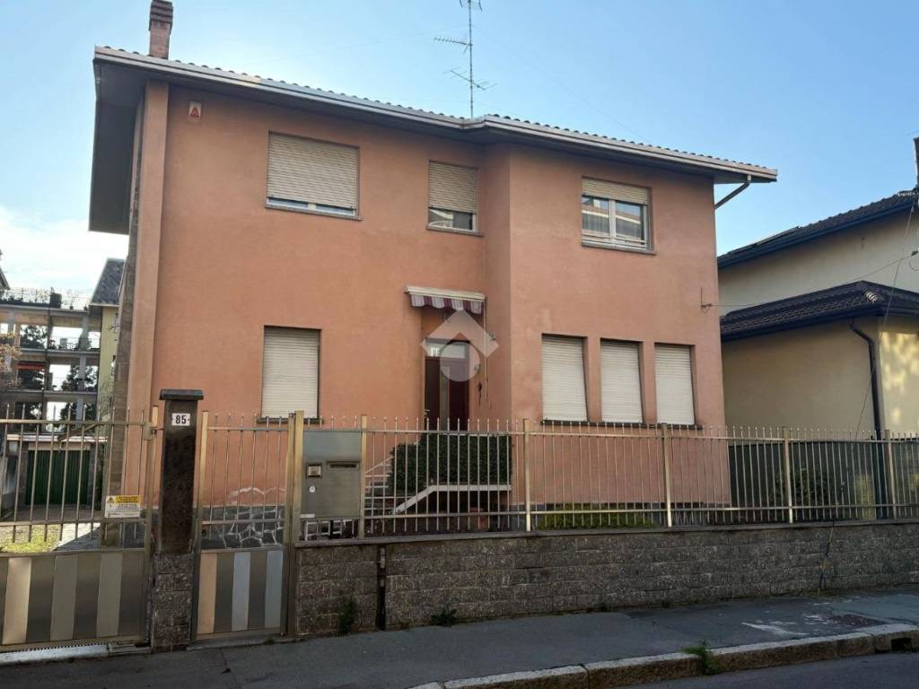 casa indipendente in vendita a Legnano