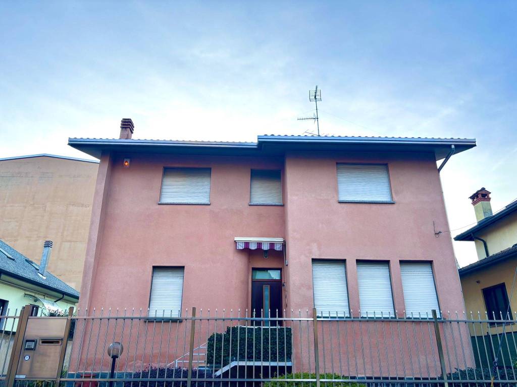 casa indipendente in vendita a Legnano