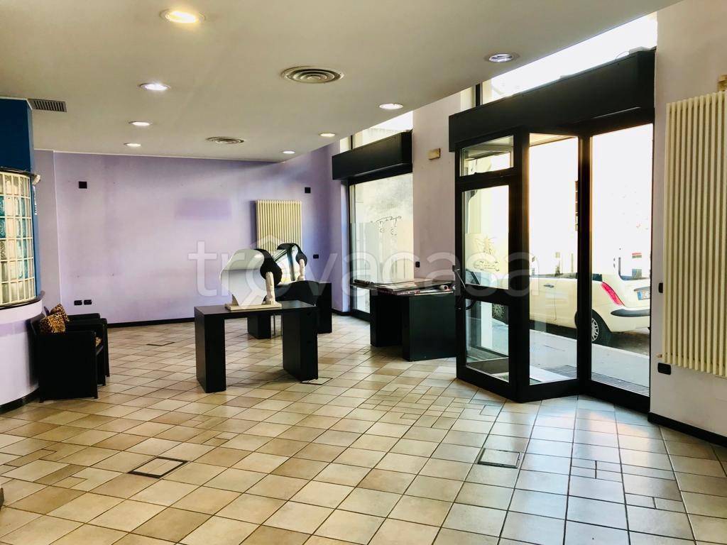 negozio in vendita a Legnano