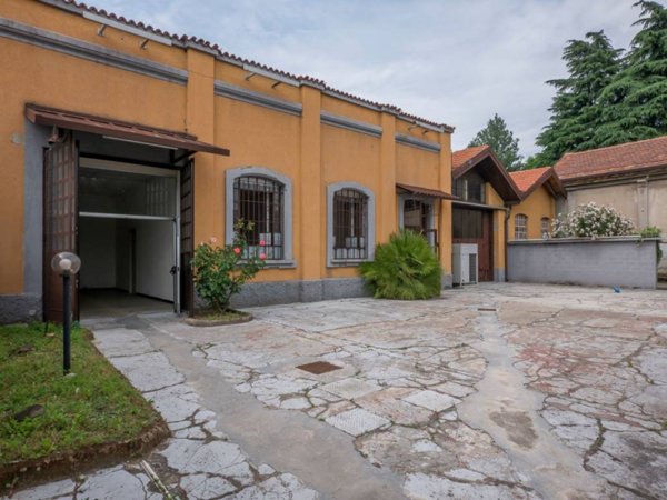 negozio in vendita a Legnano