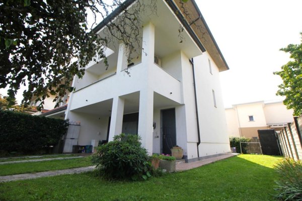 casa indipendente in vendita a Legnano