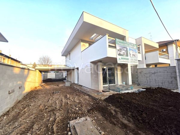 casa indipendente in vendita a Legnano