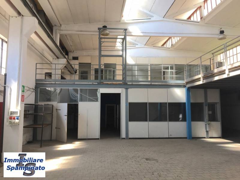 locale commerciale in vendita a Legnano