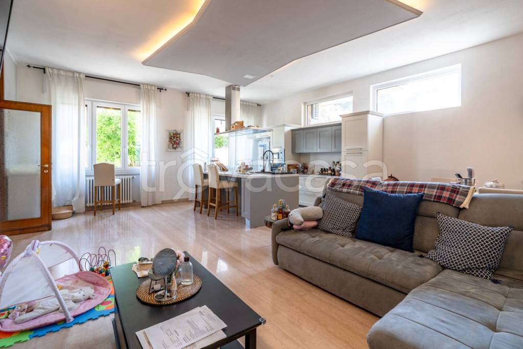 casa indipendente in vendita a Legnano