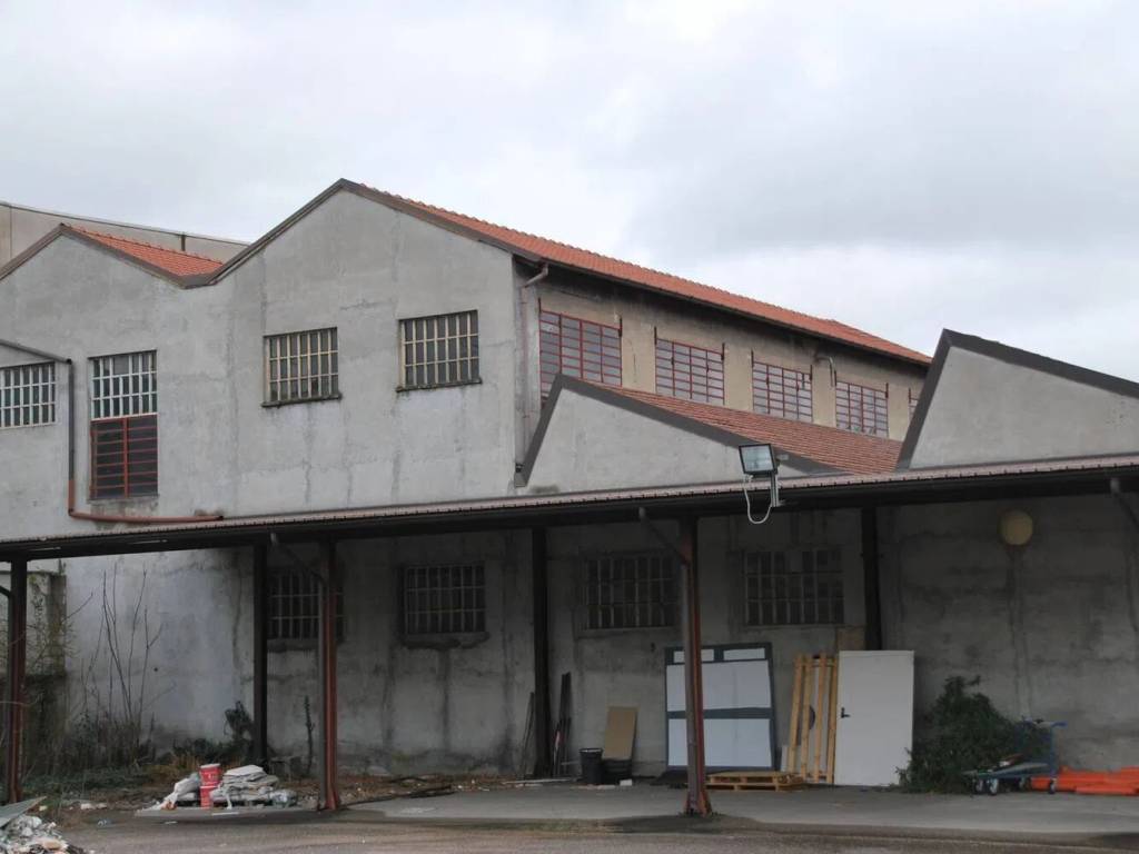 locale commerciale in vendita a Legnano