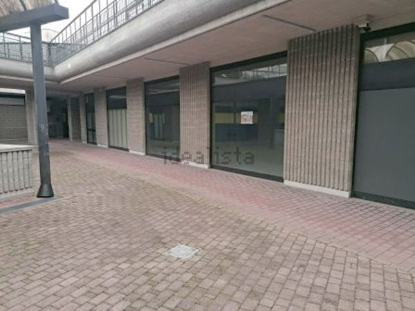 locale commerciale in vendita a Legnano