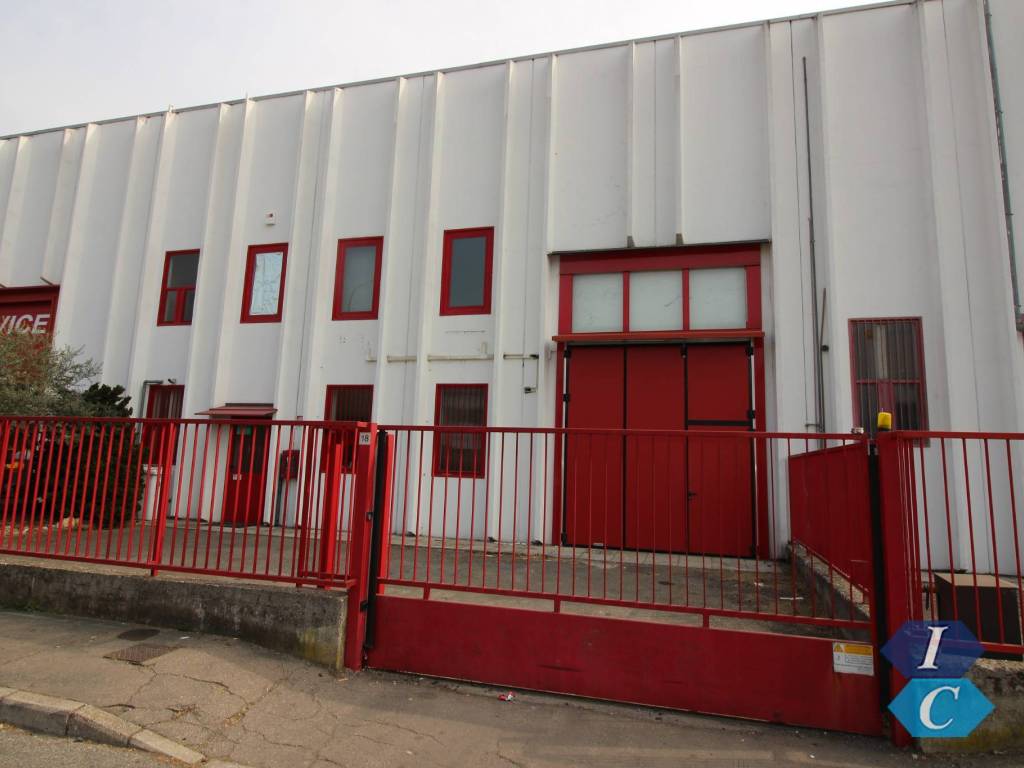 locale commerciale in vendita a Legnano