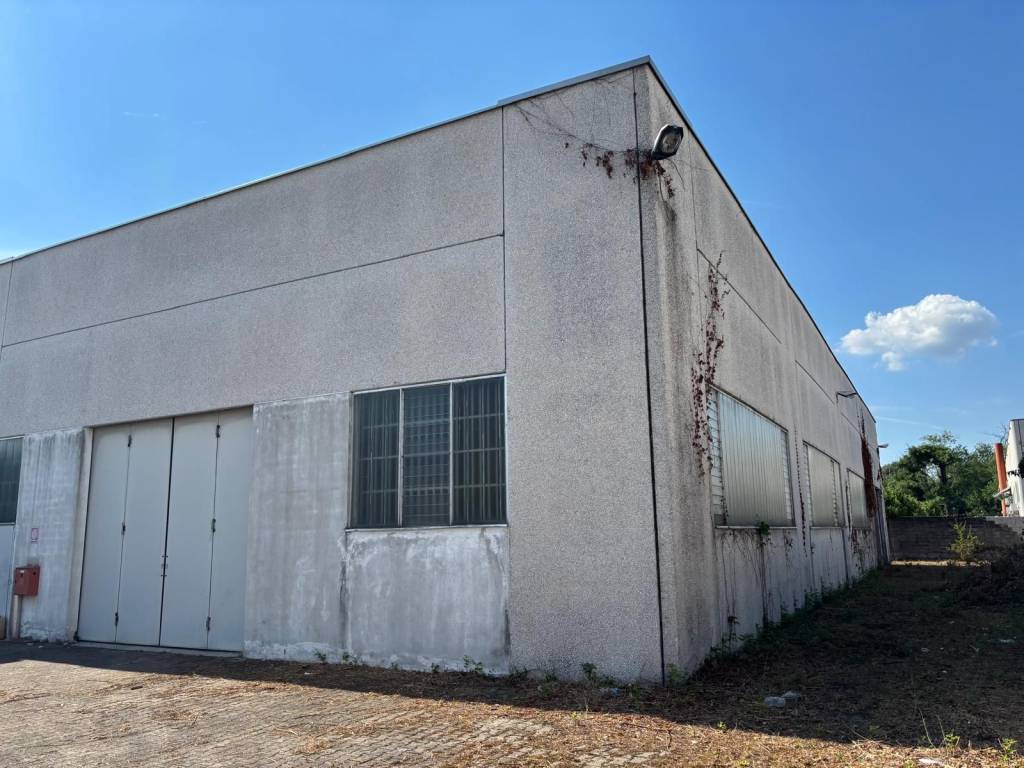 locale commerciale in vendita a Legnano