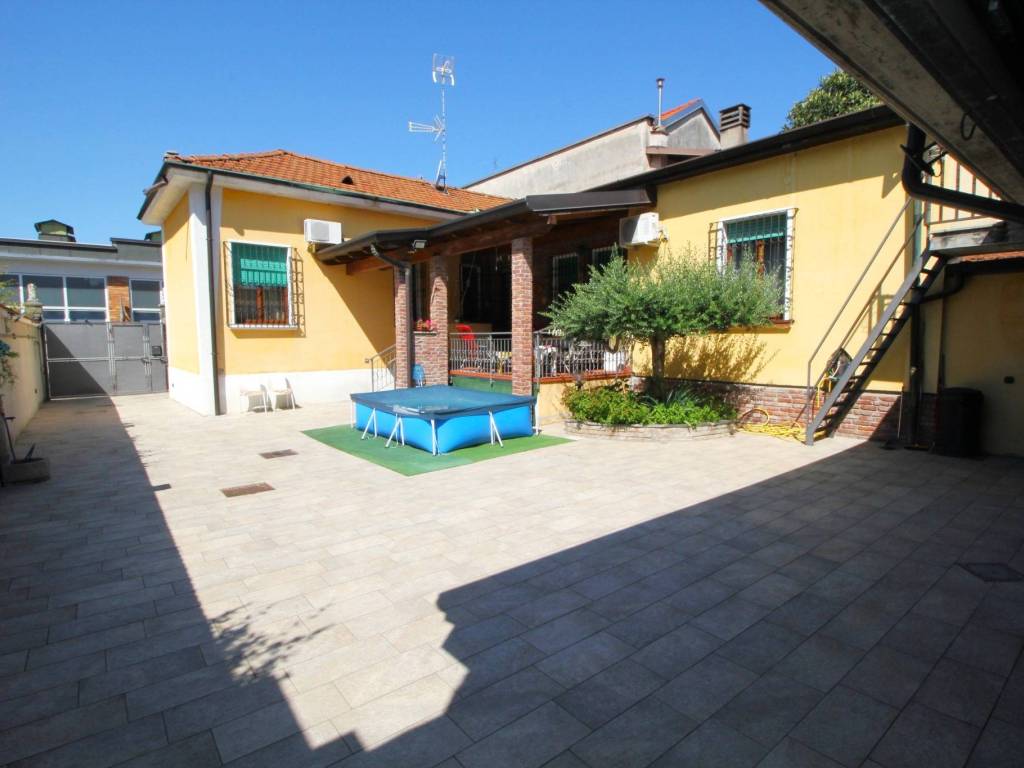 casa indipendente in vendita a Legnano