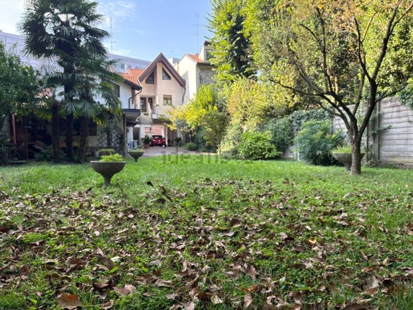 casa indipendente in vendita a Legnano