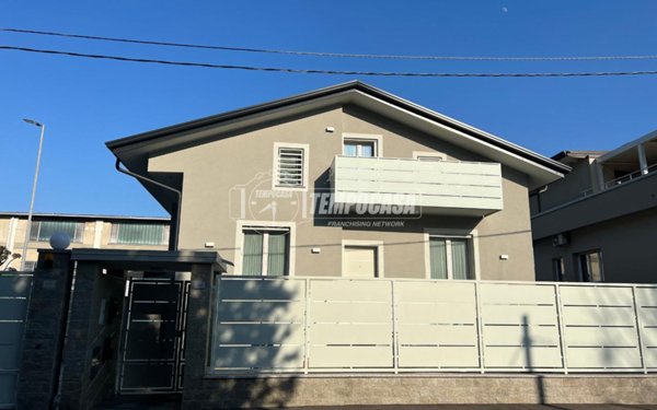 casa indipendente in vendita a Legnano