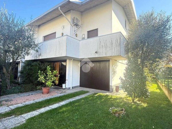 casa indipendente in vendita a Legnano