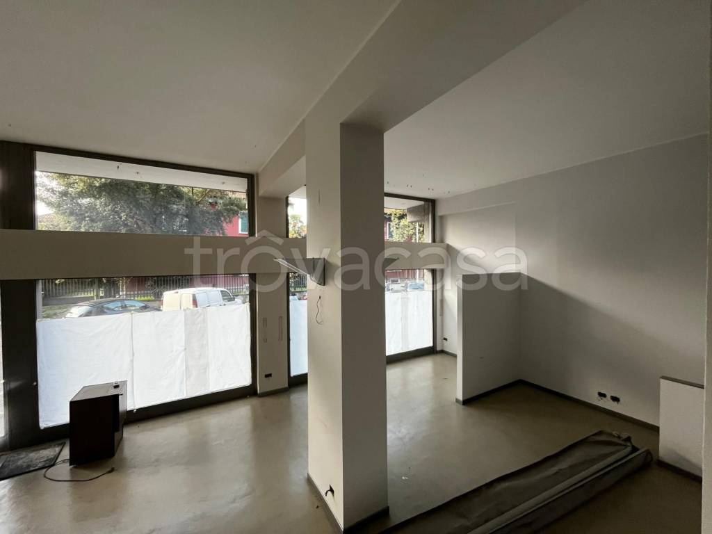 negozio in vendita a Legnano