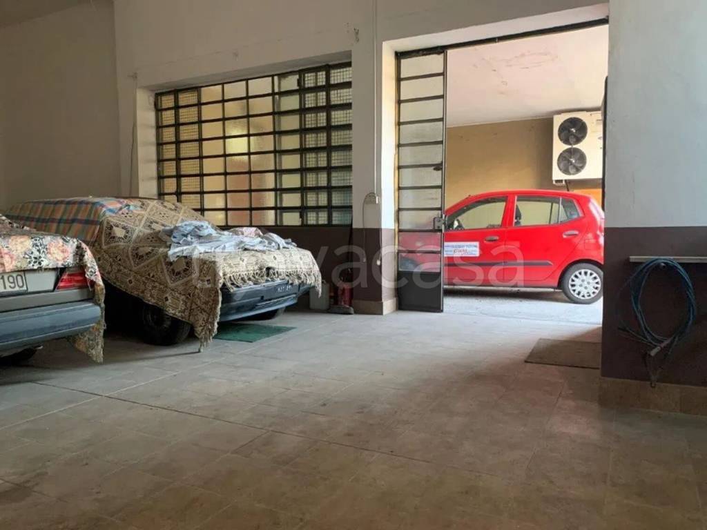 negozio in vendita a Legnano