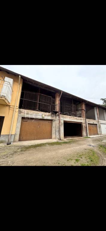 locale commerciale in vendita a Legnano