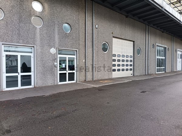 capannone in vendita a Legnano