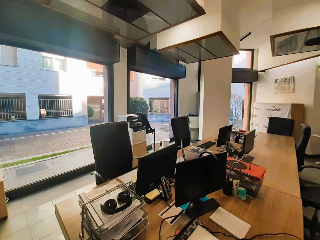 negozio in vendita a Legnano