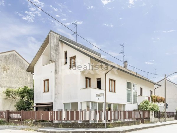 casa indipendente in vendita a Legnano