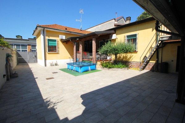 casa indipendente in vendita a Legnano