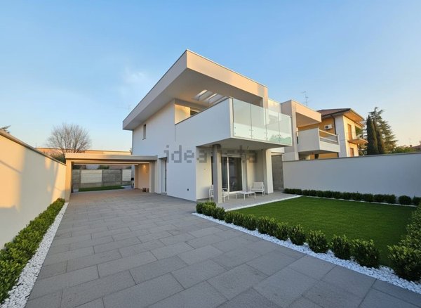 casa indipendente in vendita a Legnano