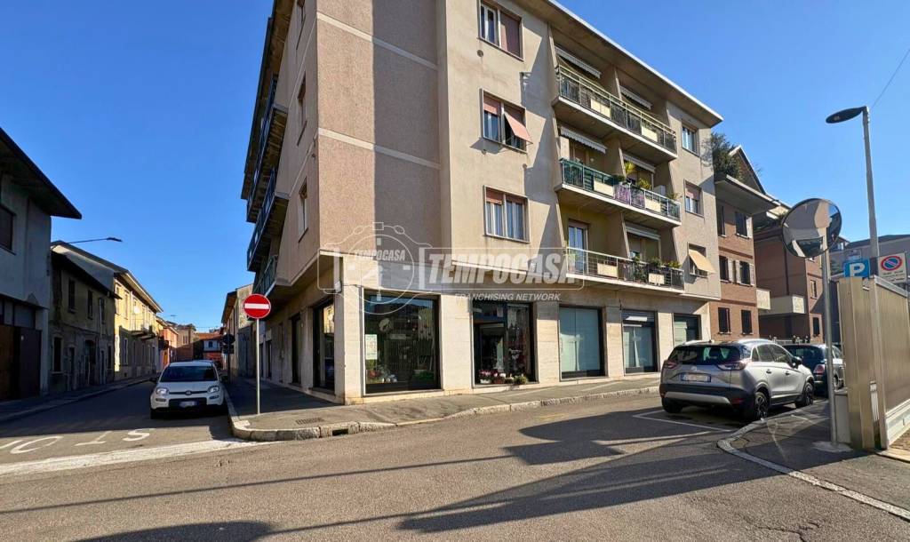 negozio in vendita a Legnano