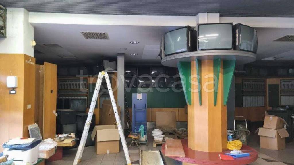 negozio in vendita a Legnano