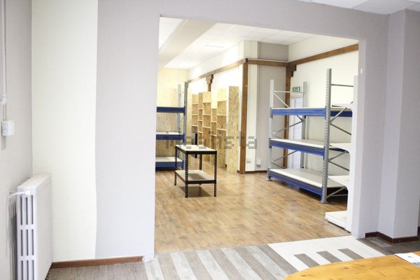 locale commerciale in vendita a Legnano