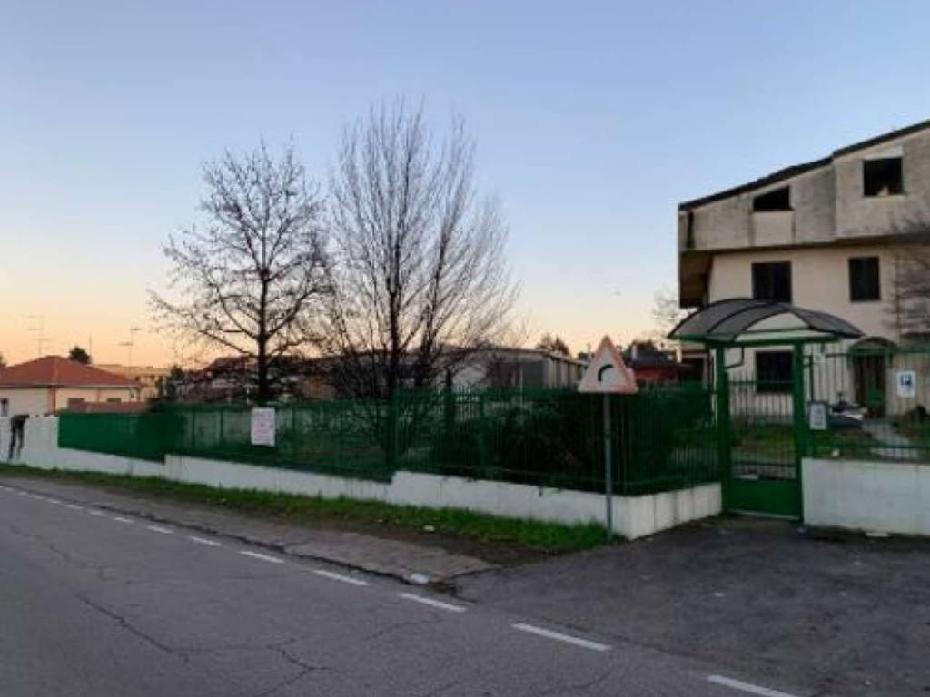 locale commerciale in vendita a Legnano