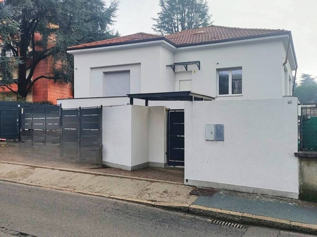 casa indipendente in vendita a Legnano