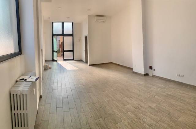 negozio in vendita a Legnano
