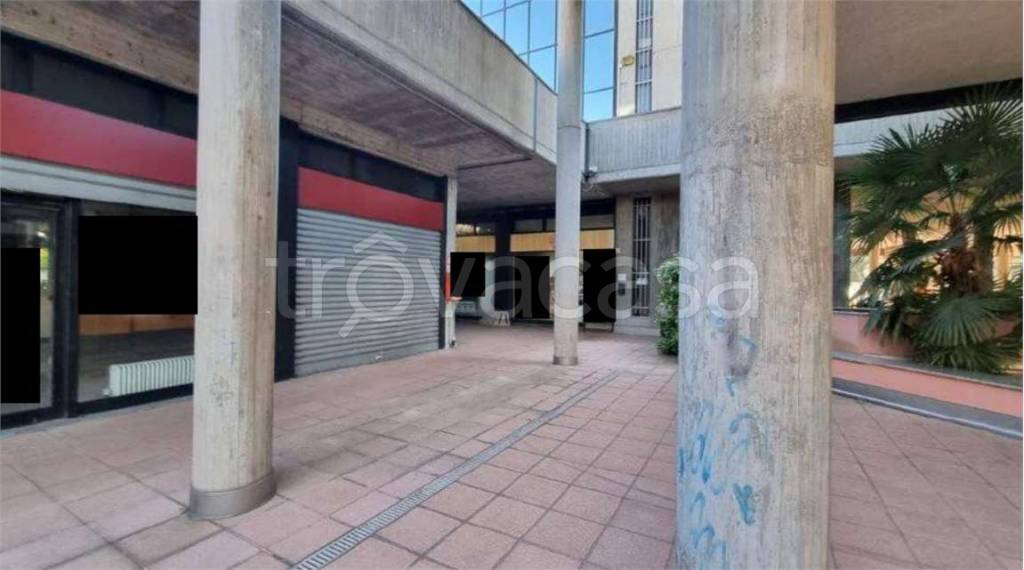 negozio in vendita a Legnano