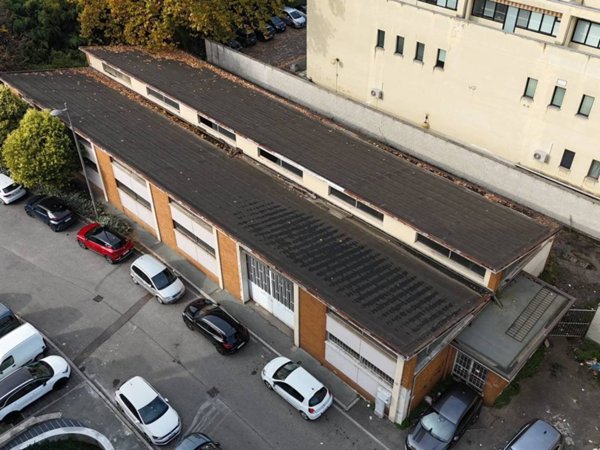 locale commerciale in vendita a Legnano
