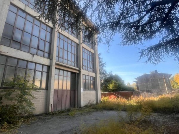 locale commerciale in vendita a Legnano