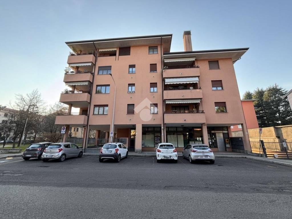 negozio in vendita a Legnano