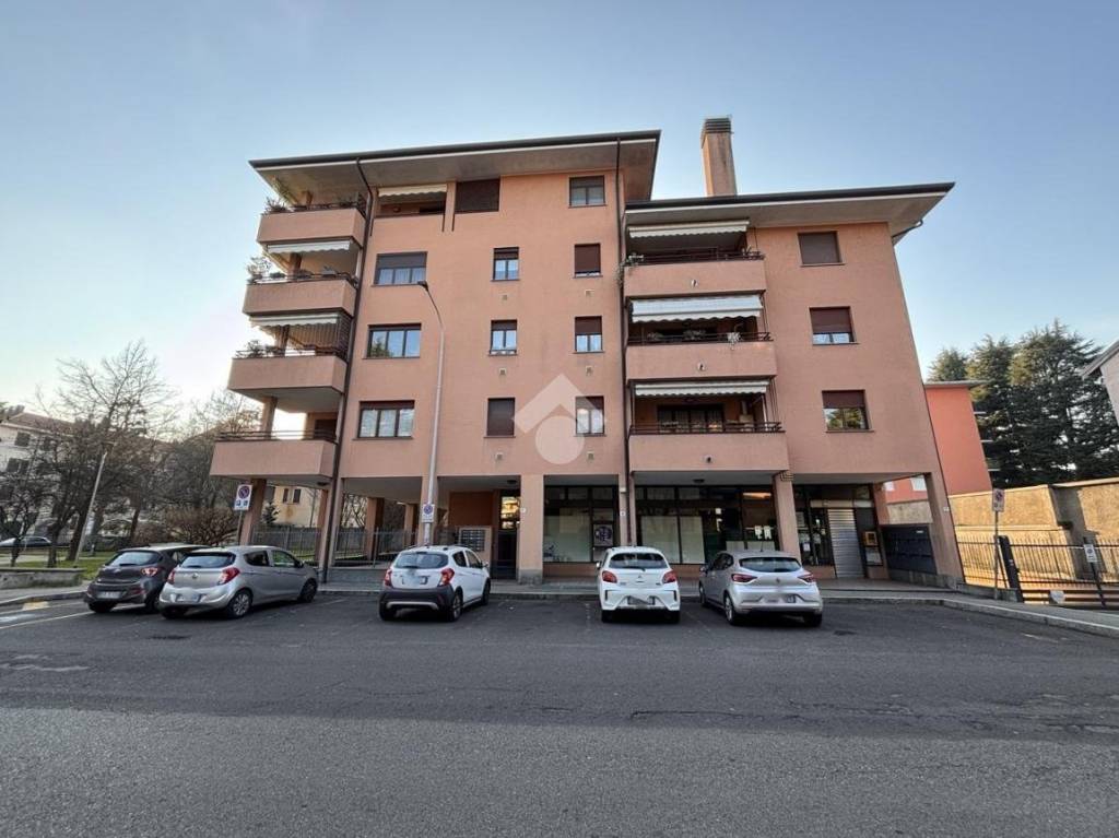 negozio in vendita a Legnano