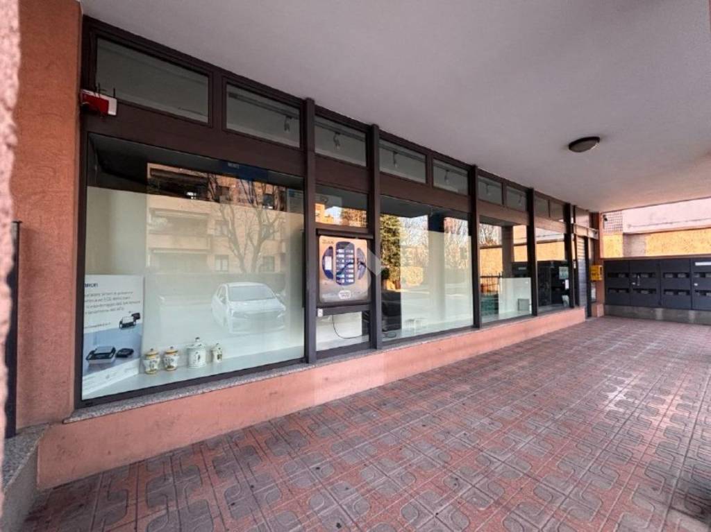 negozio in vendita a Legnano
