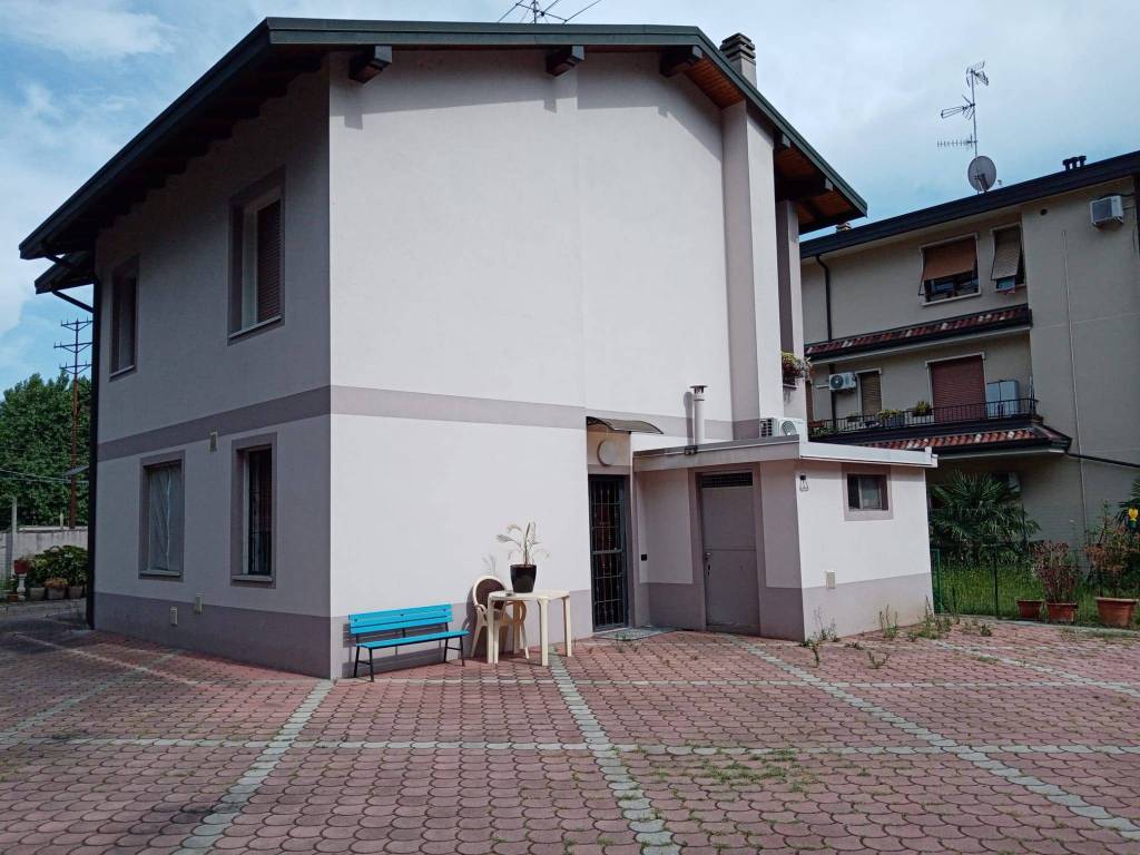 casa indipendente in vendita a Legnano