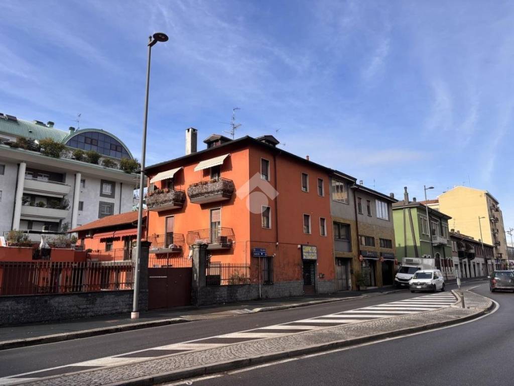 negozio in vendita a Legnano