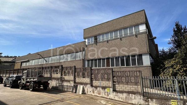 locale commerciale in vendita a Legnano