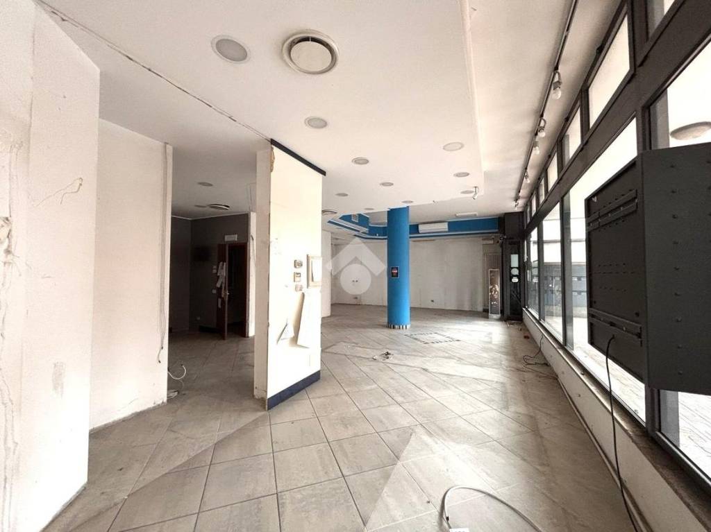 negozio in vendita a Legnano