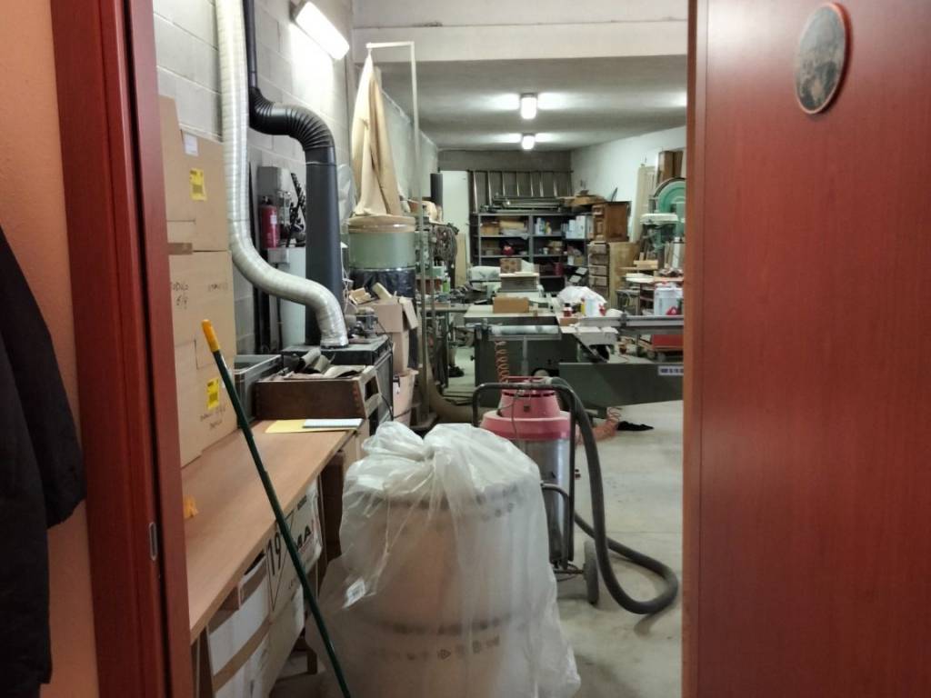 locale commerciale in vendita a Legnano