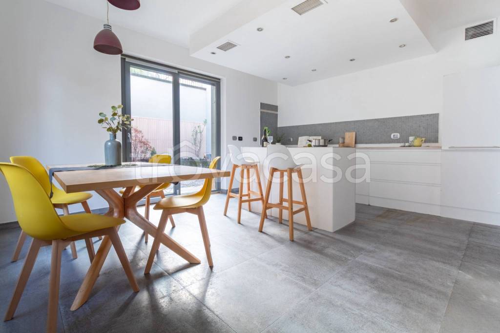 casa indipendente in vendita a Legnano