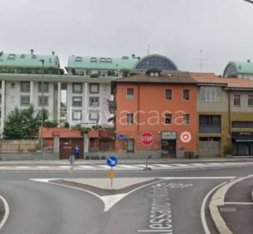 locale commerciale in vendita a Legnano