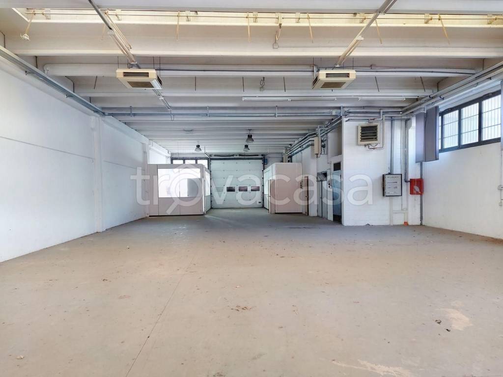 locale commerciale in vendita a Legnano