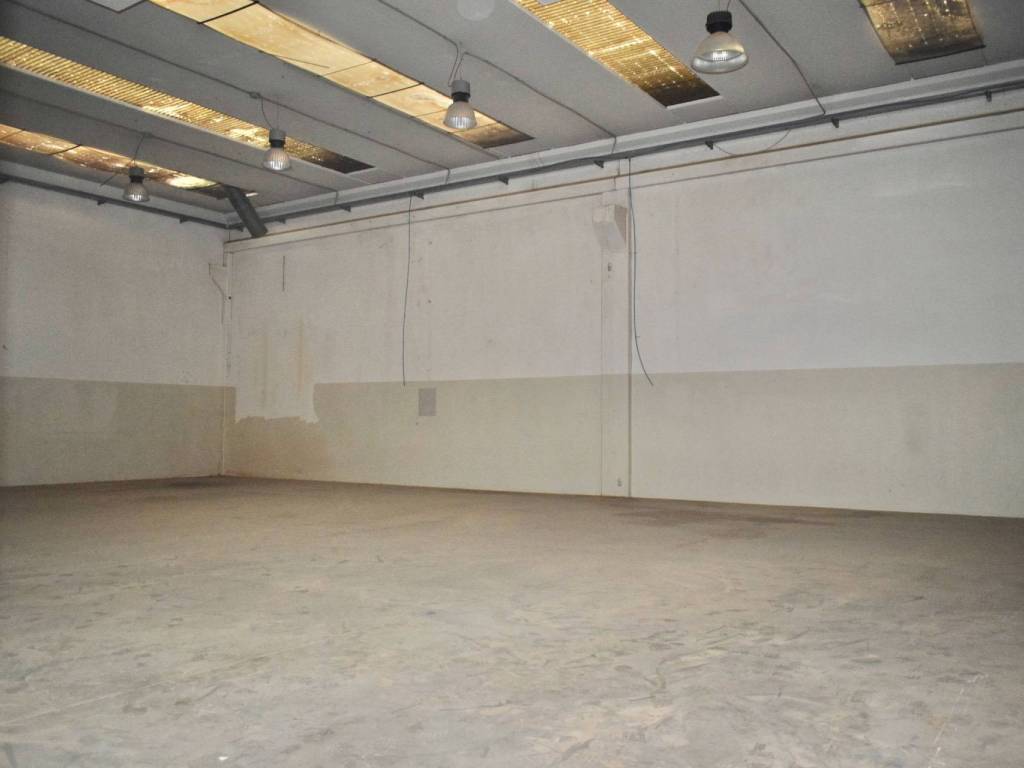 locale commerciale in vendita a Legnano