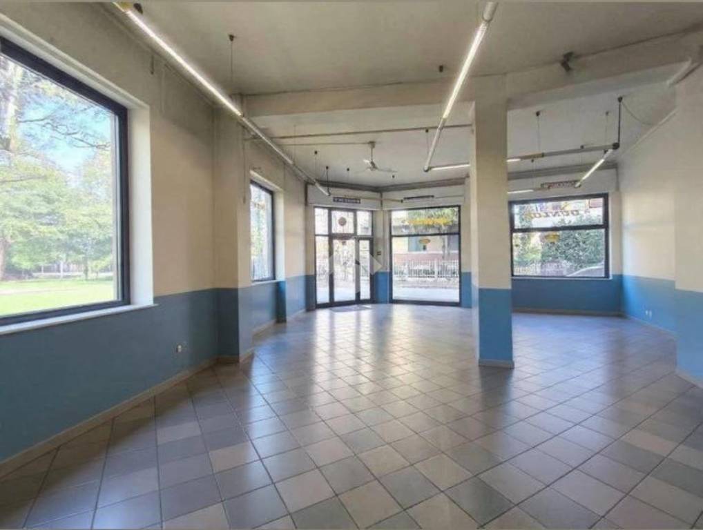 locale commerciale in vendita a Legnano