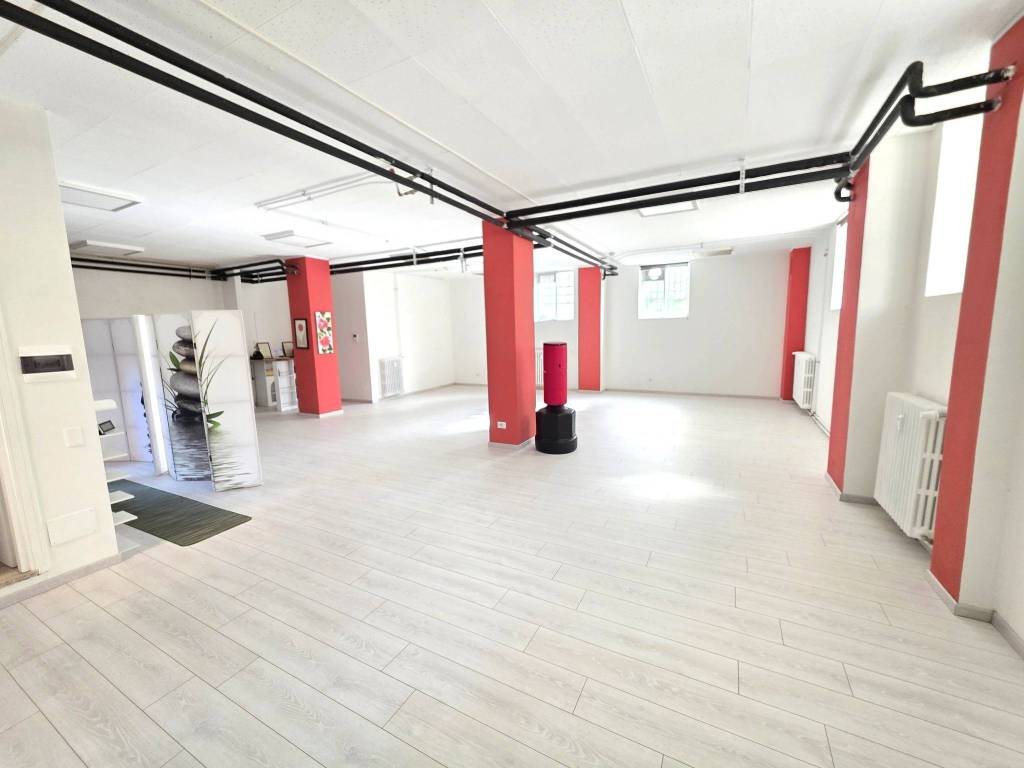 locale commerciale in vendita a Legnano